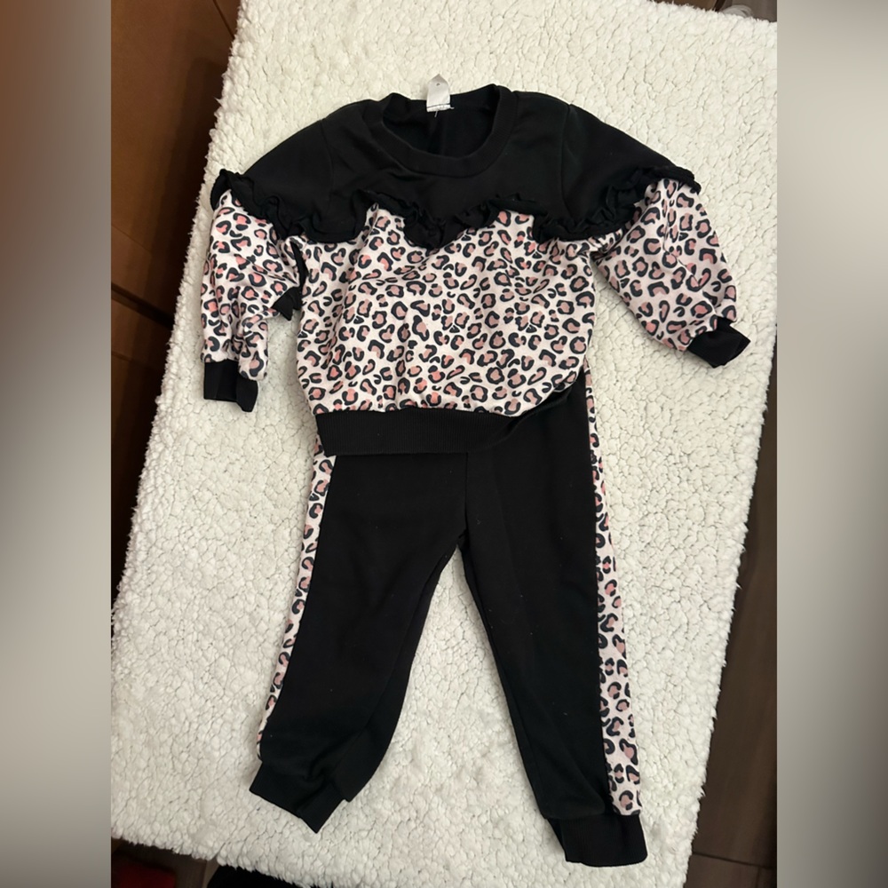 SHEIN Black and Leopard Kids Matching Set